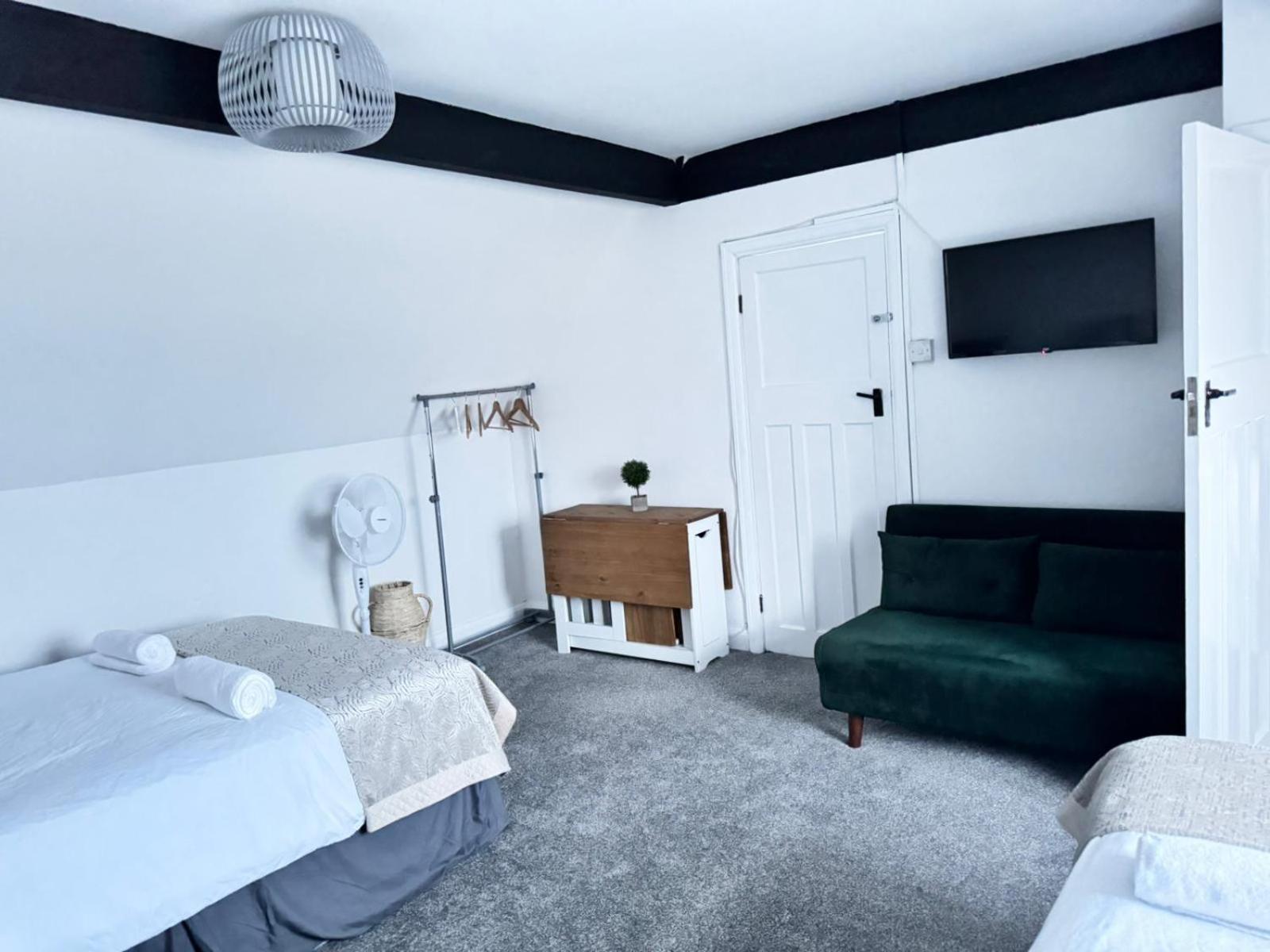 Shm Stays Solihull Hs2 Nec Airport Nr M6 M40 M42 Great For Long & Short Stays 15 Min Walk To Train Station 5 Min Drive To Town Centre Outside Bus Stops & Supermarket Free Parking Esterno foto